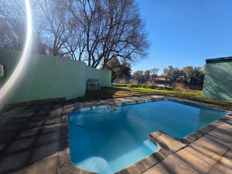4 Bedroom Property for Sale in Lindequesdrif North West